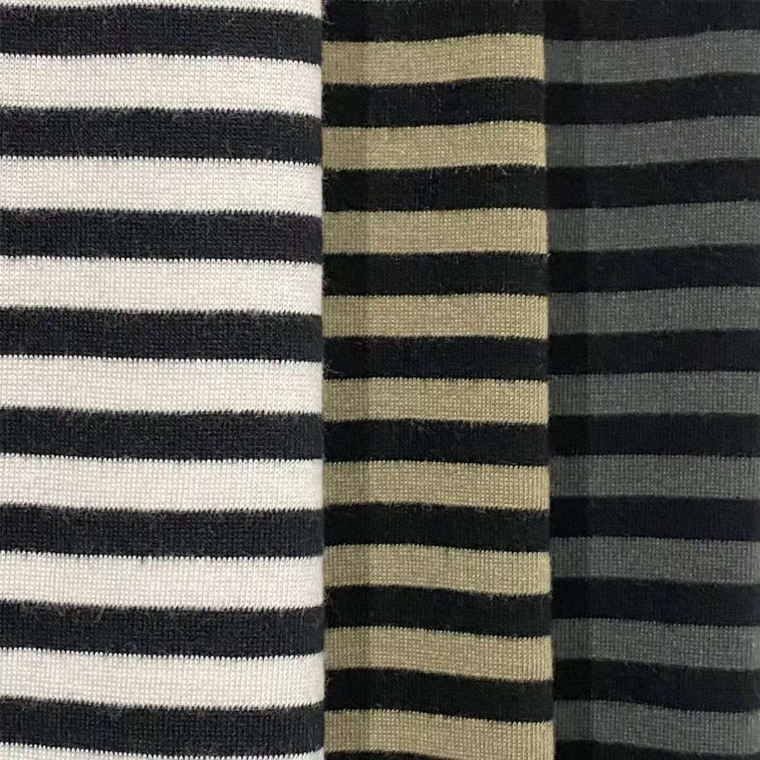 ※預購 簡約V領口間條上衣