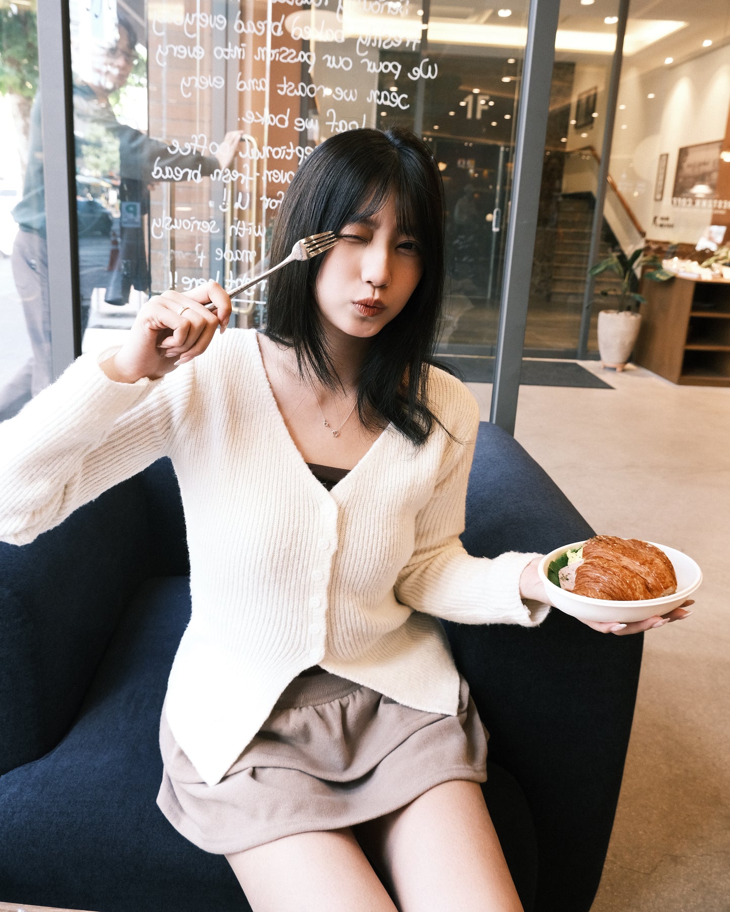 ‹ KR20 › 15%羊毛🦙又靚又暖!! 開叉低領口針織冷衫