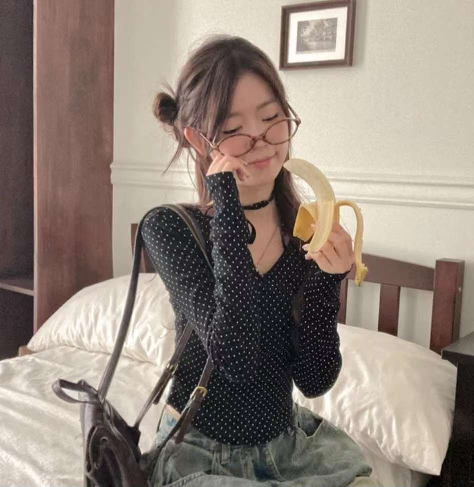 ※預購 V領口波點掛頸Top