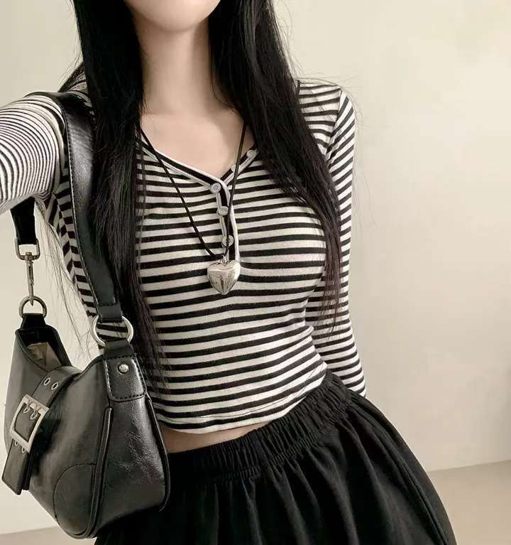 ※預購 簡約V領口間條上衣