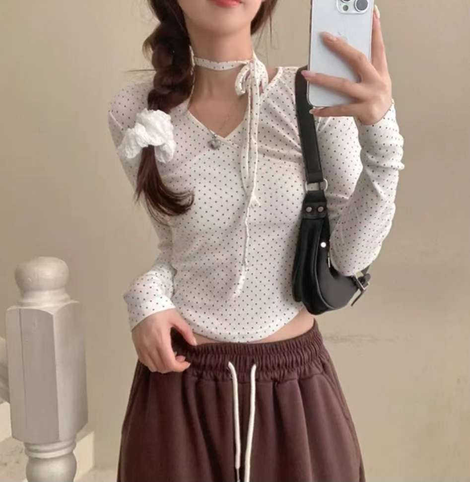 ※預購 V領口波點掛頸Top