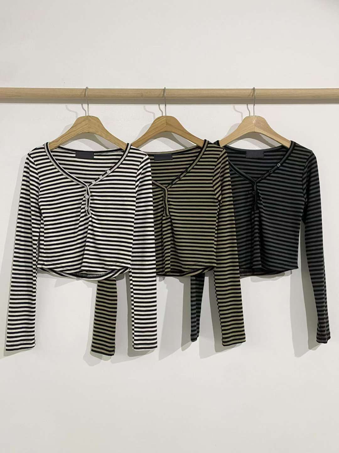 ※預購 簡約V領口間條上衣