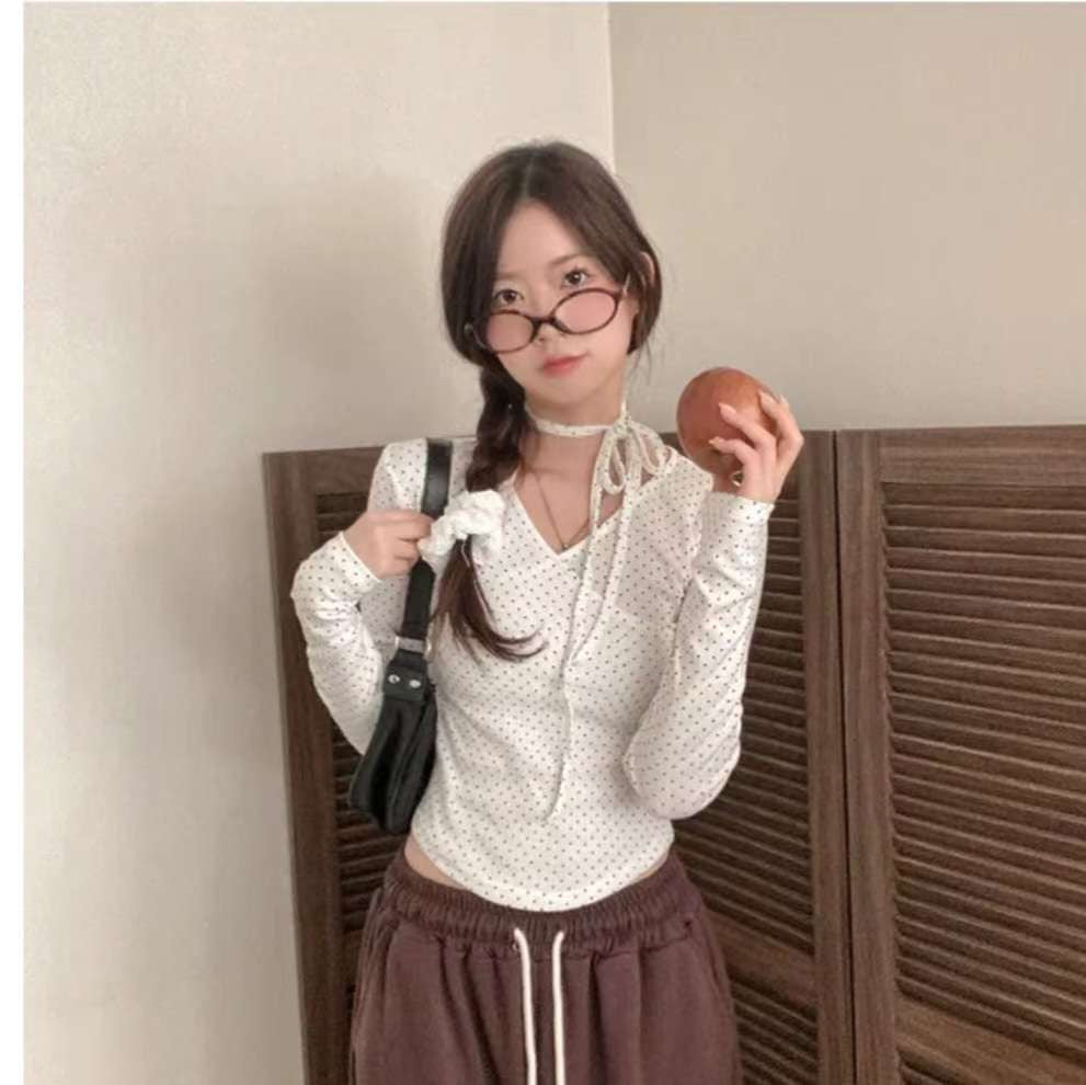 ※預購 V領口波點掛頸Top