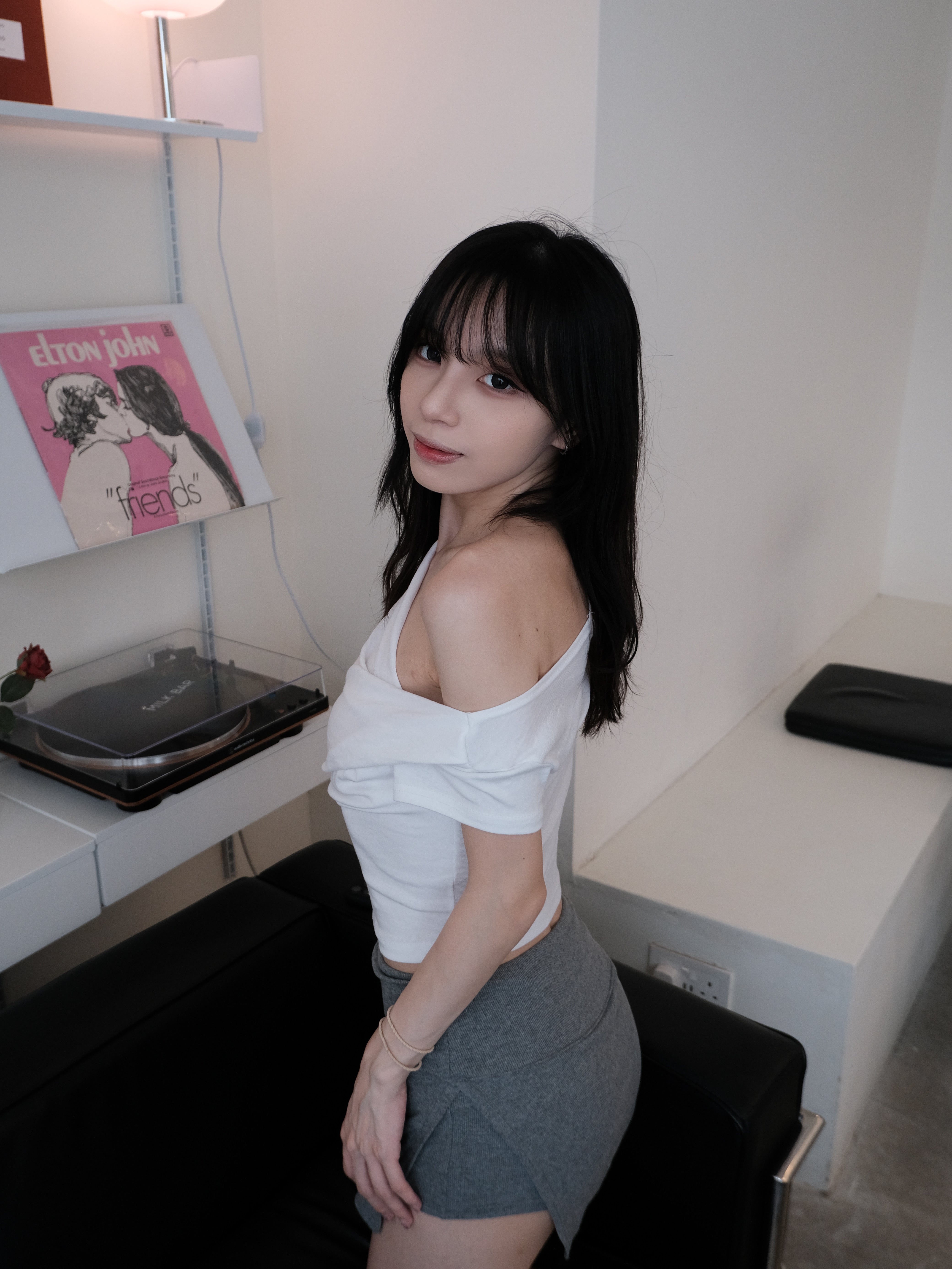 軟彈薄!! 滿分單肩顯瘦上衣