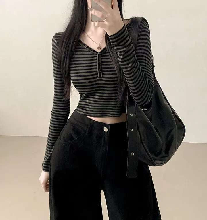 ※預購 簡約V領口間條上衣