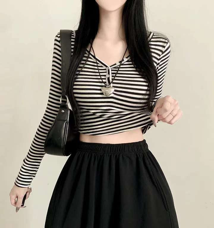 ※預購 簡約V領口間條上衣