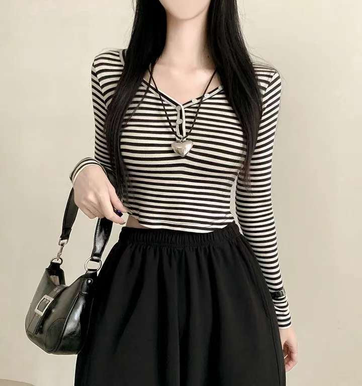 ※預購 簡約V領口間條上衣