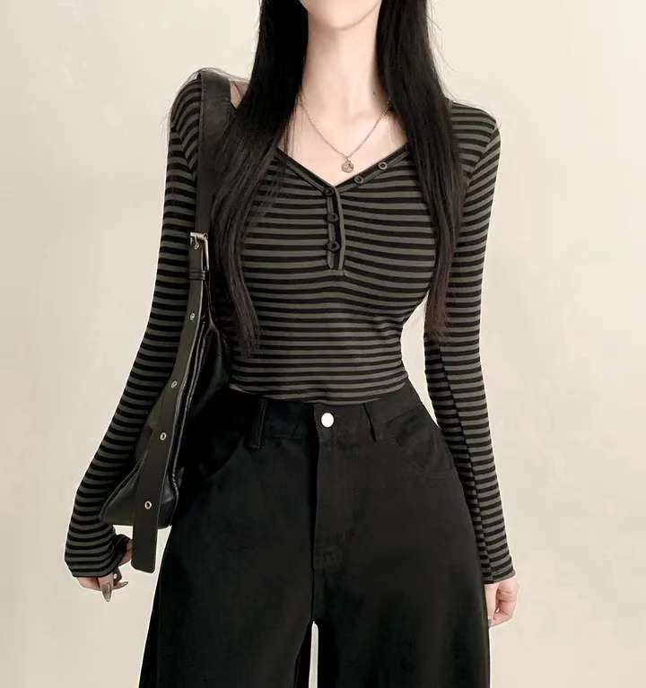 ※預購 簡約V領口間條上衣
