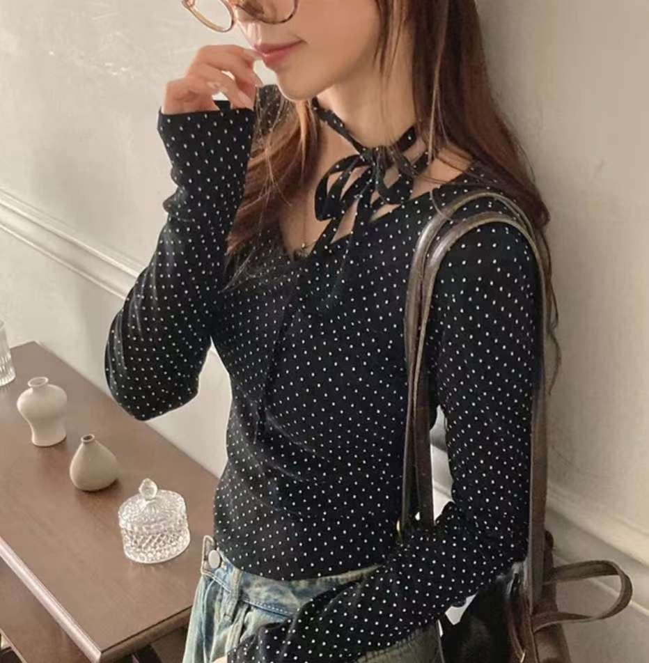 ※預購 V領口波點掛頸Top