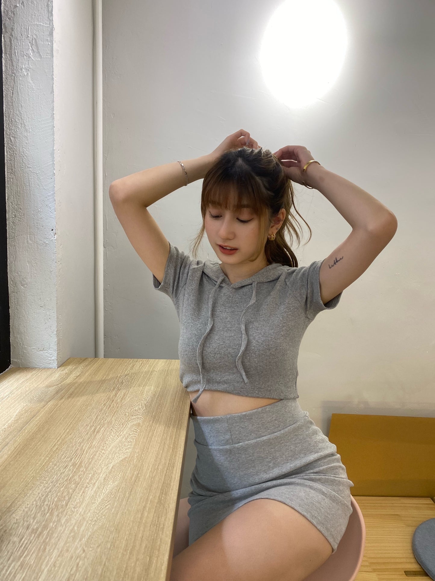 [春夏款COMEBACK!] 質地100分貼身有帽上衣+小短裙set