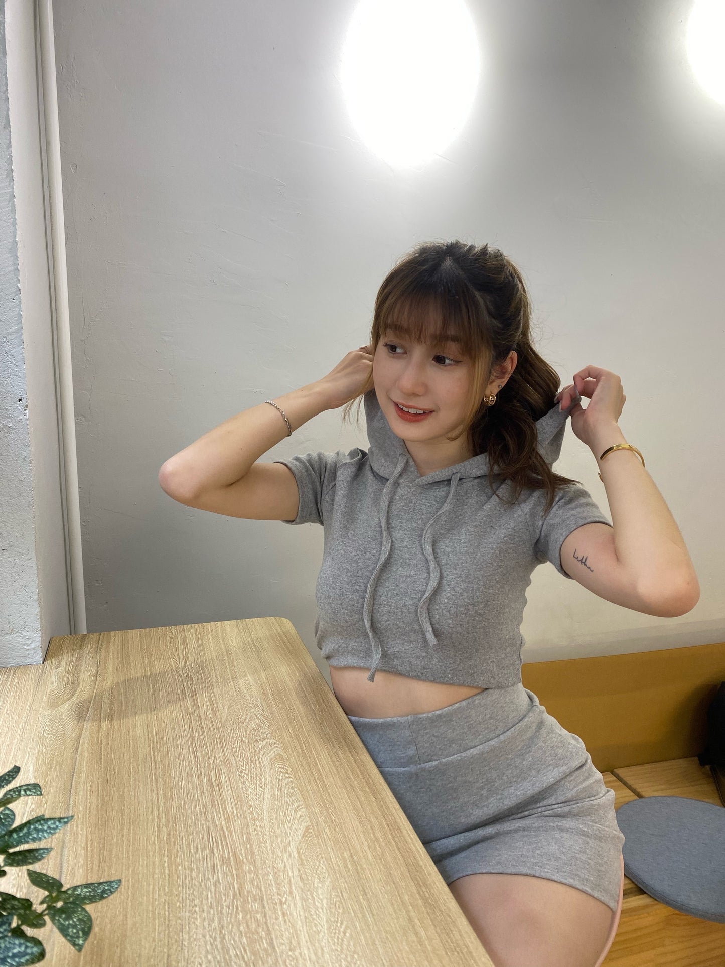 [春夏款COMEBACK!] 質地100分貼身有帽上衣+小短裙set